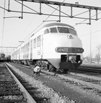 170699 Afbeelding van het electrische treinstel nr. 431 (Plan V, mat. 1964) van de N.S. tijdens de presentatie van de ...